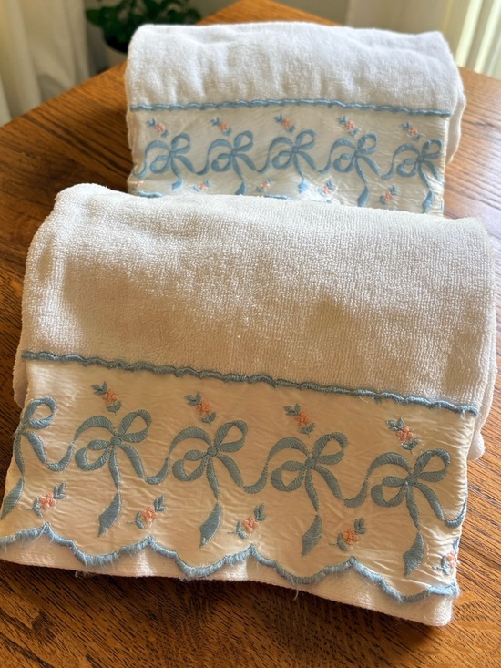 Saturday Knight Ltd. Other - Vintage White with blue and pink Bow trim Bedding Towel Set of 2- Made in USA